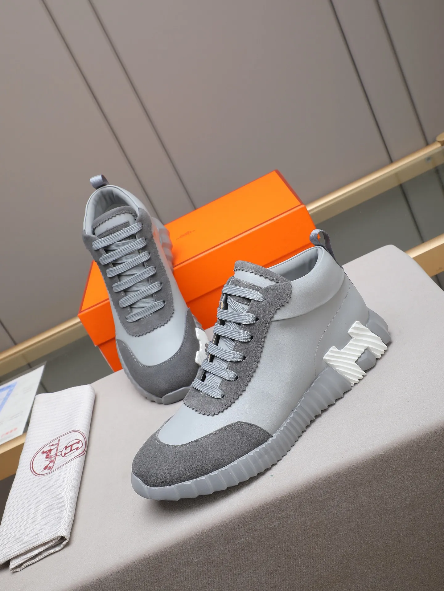 PPP460 (Hermes high-top men's shoes)🆕Men's sports shoes, decorated with textured calfskin details. Spliced ​​with original cowhide, this shoe draws inspiration from the equestrian world, integrating technical details and practical functions. Breathable sheep lining, original combination outsole, high-end quality, and every detail is perfectly combined! Size: 38-44 (45 can be customized)